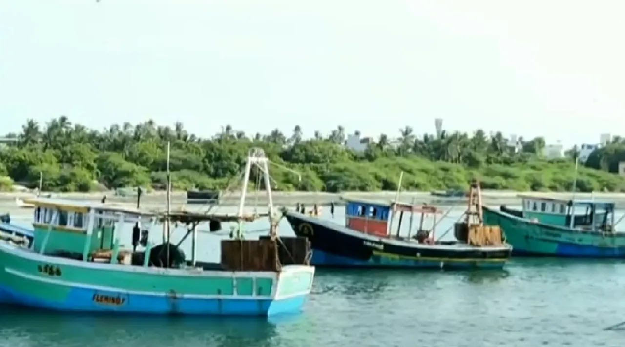 Puducherry Karaikal Fishermen Strike Tamil News