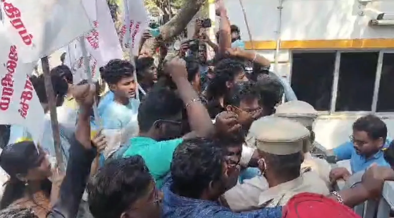 Puducherry SFI Students Federation of India stages protest police Tamil News