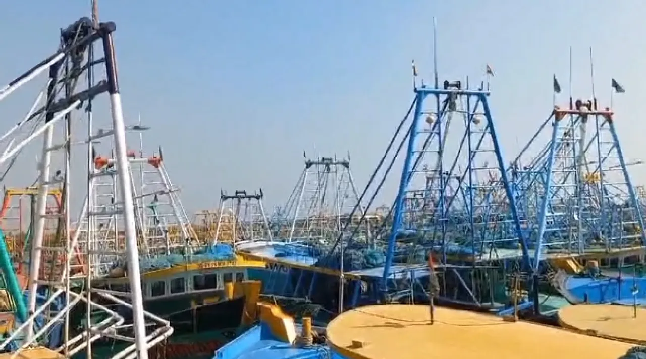puducherry Karaikal fishermen black flag protest against central and state govt for Sri Lanka navy firing Tamil News