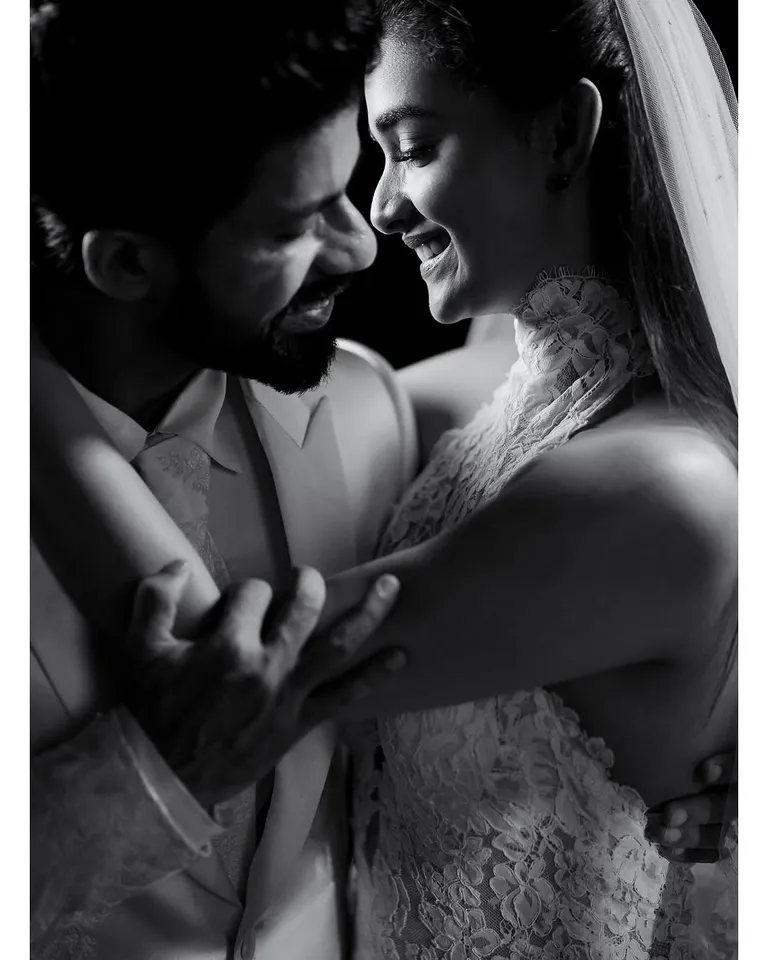 சூரிய அஸ்தமனத்தில் நாங்கள்... கீர்த்தி சுரேஷ் கியூட் வெட்டிங் க்ளிக்ஸ்!