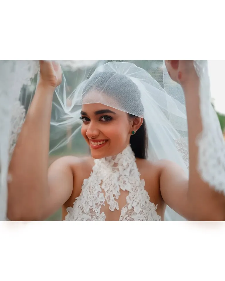 சூரிய அஸ்தமனத்தில் நாங்கள்... கீர்த்தி சுரேஷ் கியூட் வெட்டிங் க்ளிக்ஸ்!