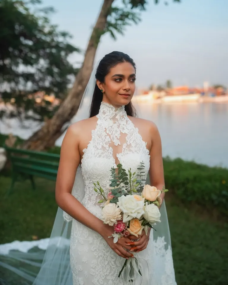 சூரிய அஸ்தமனத்தில் நாங்கள்... கீர்த்தி சுரேஷ் கியூட் வெட்டிங் க்ளிக்ஸ்!