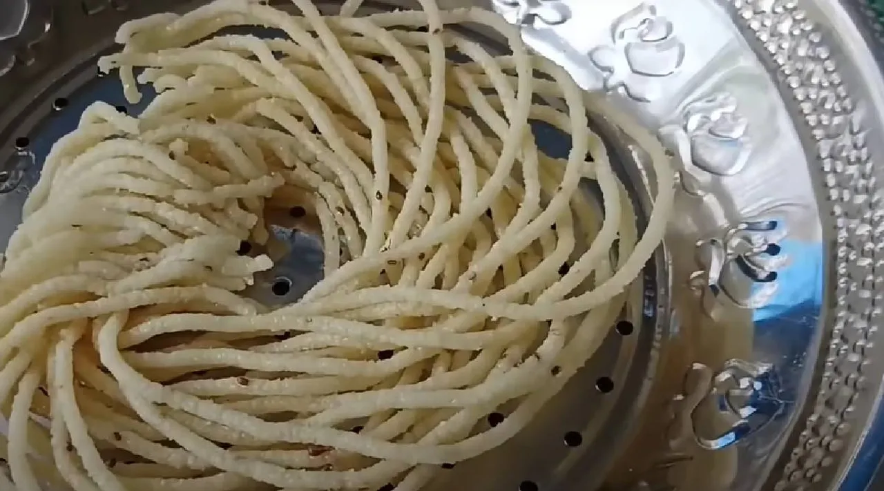 Rava murukku