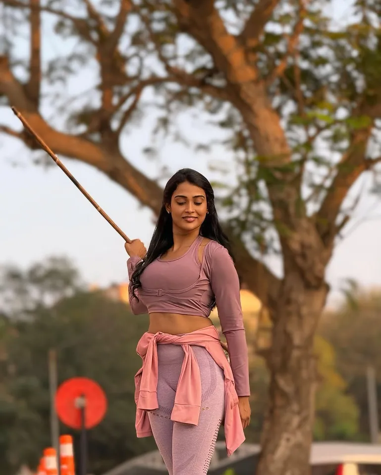கம்பு சண்டைக்கு தயாராகிவிட்டாரோ? பிக்பாஸ் பிரபலம் வைரல் க்ளிக்ஸ்