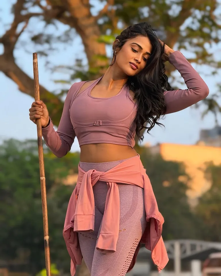 கம்பு சண்டைக்கு தயாராகிவிட்டாரோ? பிக்பாஸ் பிரபலம் வைரல் க்ளிக்ஸ்