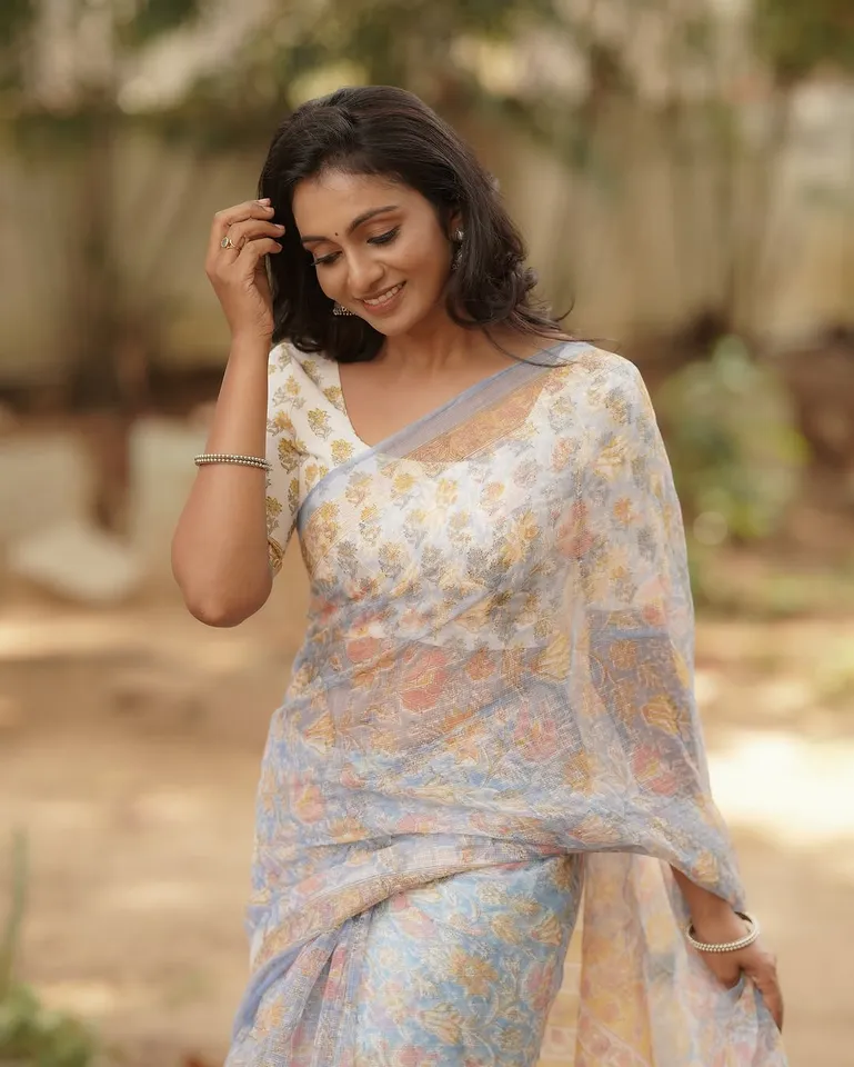 டிரான்ஸ்ப்ரண்ட் சேலையில் சிஸ்டர்: சக நடிகை கமெண்ட் பாருங்க; ரீசன்ட் க்ளிக்ஸ்!