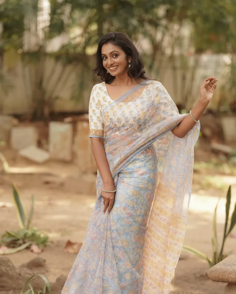 டிரான்ஸ்ப்ரண்ட் சேலையில் சிஸ்டர்: சக நடிகை கமெண்ட் பாருங்க; ரீசன்ட் க்ளிக்ஸ்!