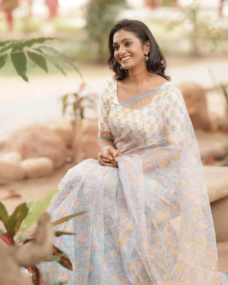 டிரான்ஸ்ப்ரண்ட் சேலையில் சிஸ்டர்: சக நடிகை கமெண்ட் பாருங்க; ரீசன்ட் க்ளிக்ஸ்!