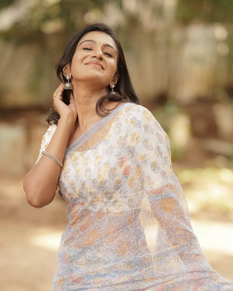 டிரான்ஸ்ப்ரண்ட் சேலையில் சிஸ்டர்: சக நடிகை கமெண்ட் பாருங்க; ரீசன்ட் க்ளிக்ஸ்!