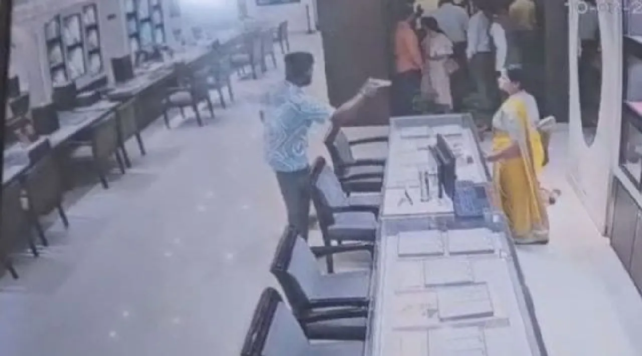 Bihar ara armed men high speed chase shootout inside 25 crore heist Tamil News