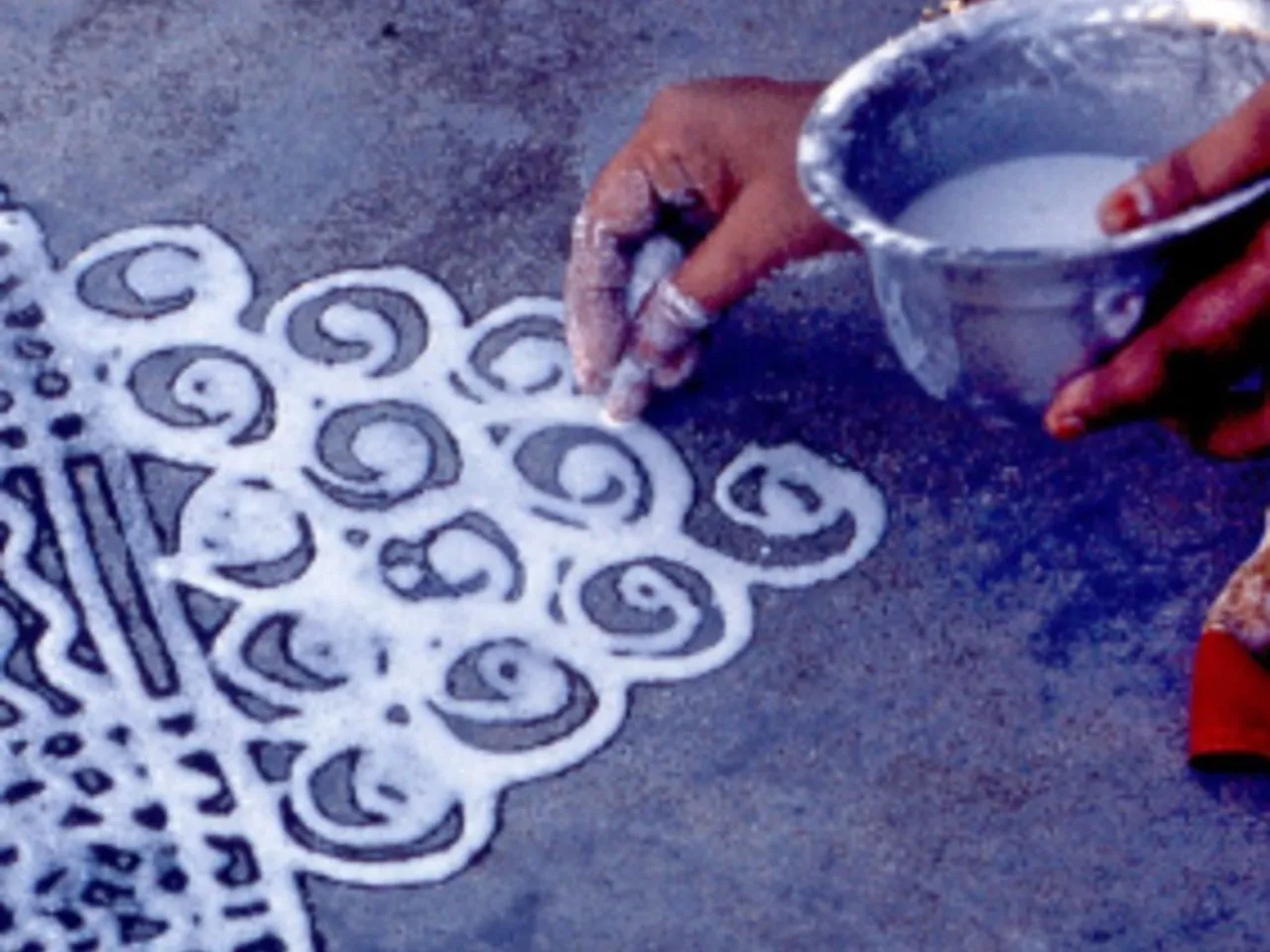 pacharisi maavu kolam