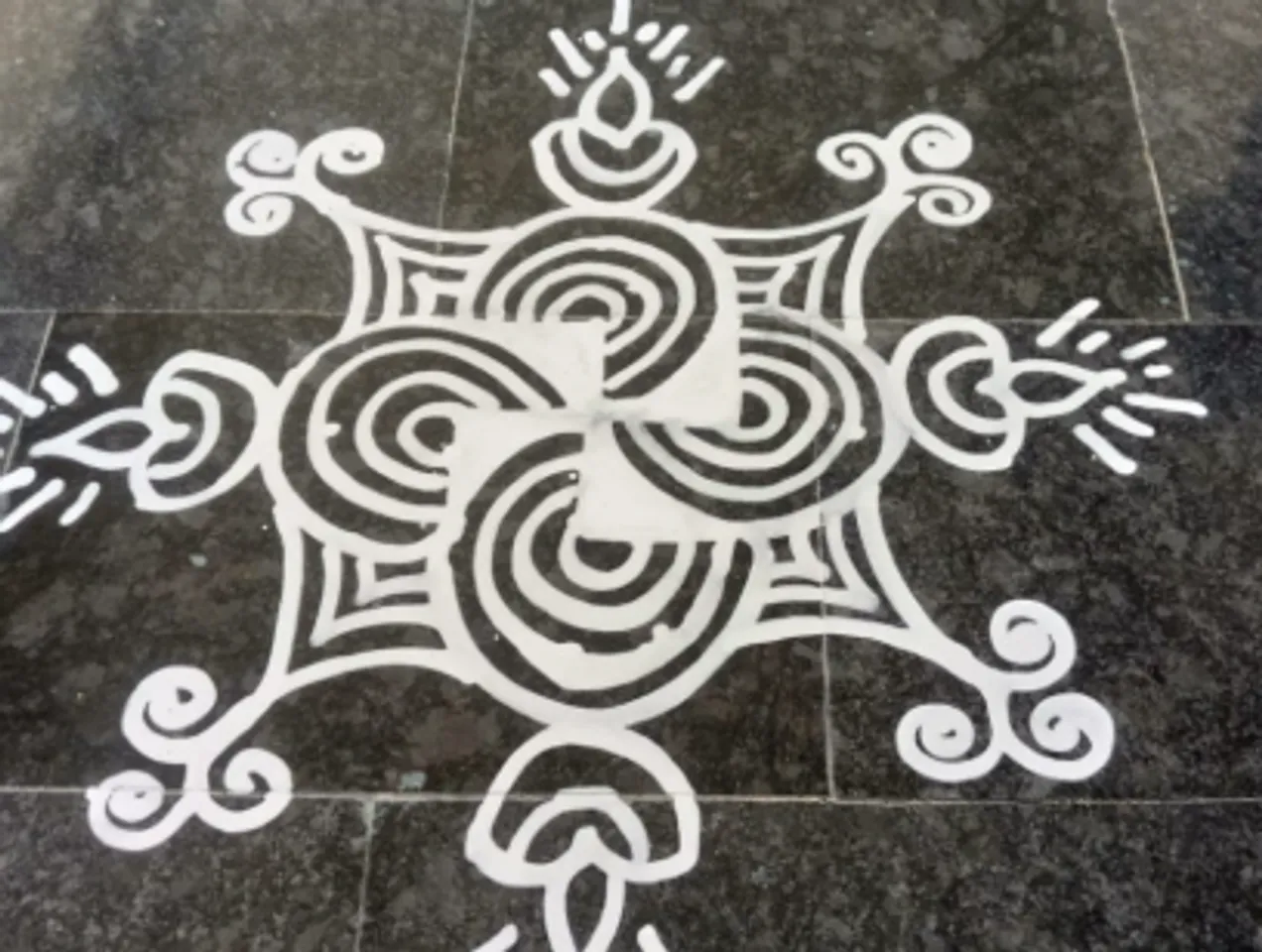 pacharisi maavu kolam