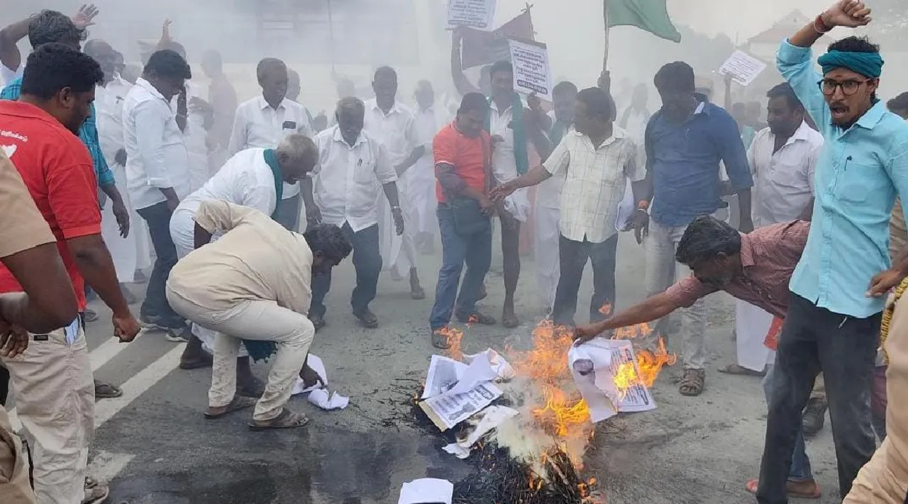 Cauvery Commission Chairman Effigy burning in Thanjavur for passing Resolution in favor of Mekedatu Dam Tamil News 