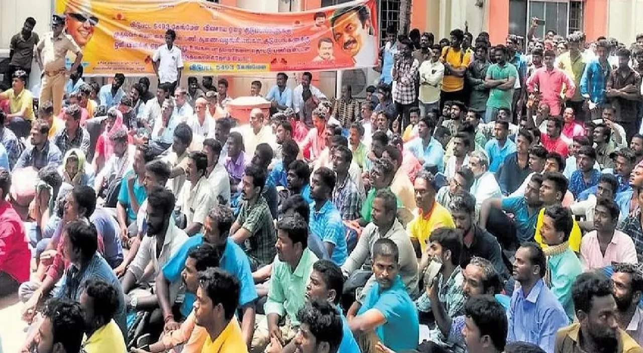 இளைஞர்கள் திடீர் போராட்டம்