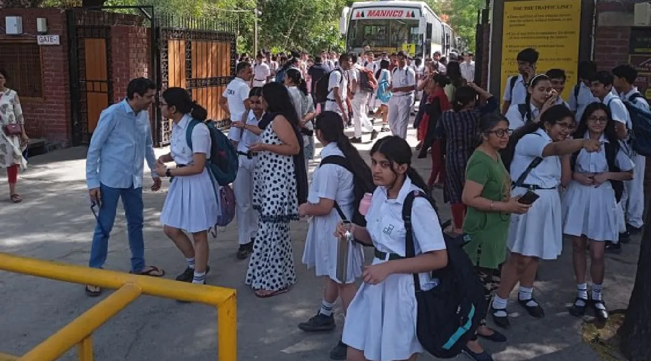 Delhi around 100 schools receive bomb threat Central agencies launch probe Tamil News 