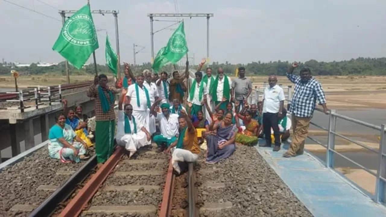 In Trichy Ayyakannu sat on the railway tracks and participated in a dharna protest