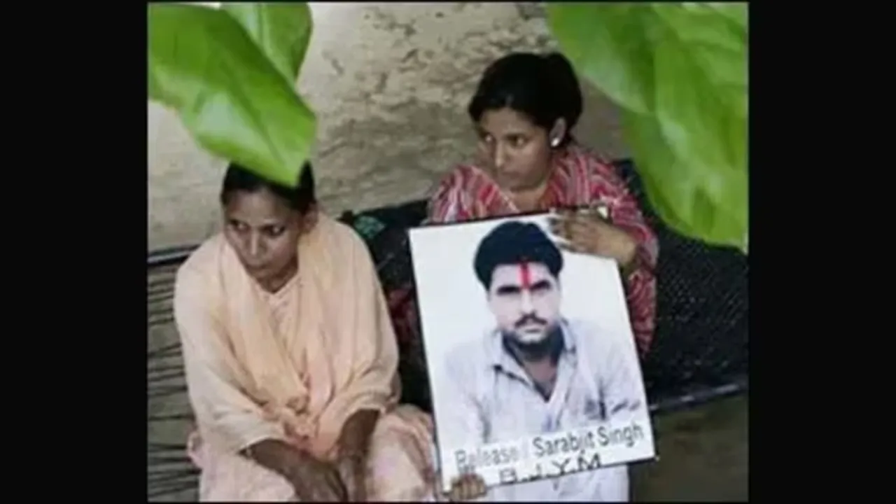 Indian prisoner Sarabjit Singhs killer shot dead by gunmen in Pakistan