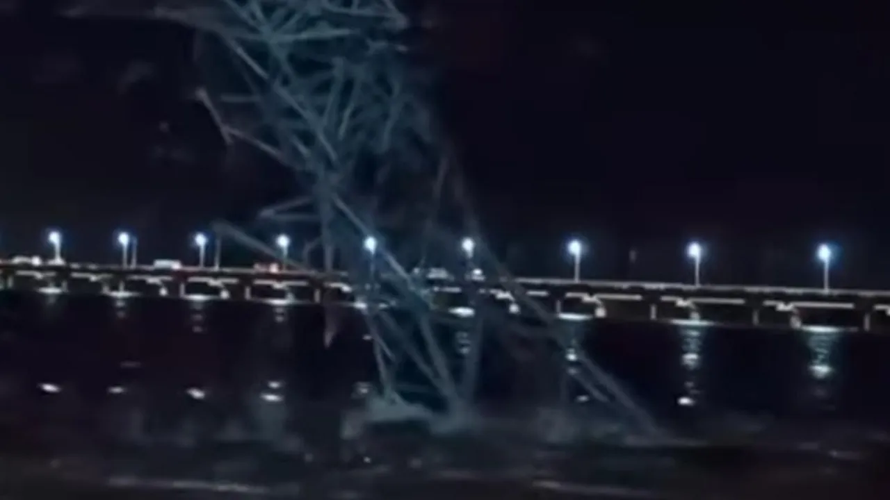 The power towers in the middle of the Trichy Kollid River collapsed into the river in the middle of the night