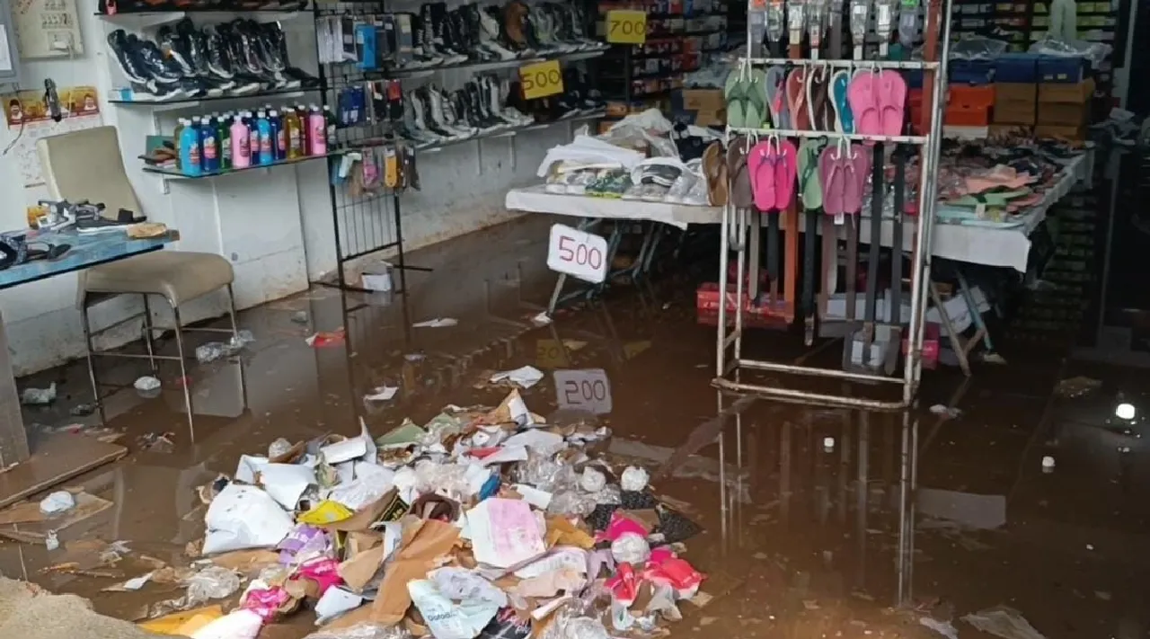 Watch Video Rain water seeps into shops in Coimbatore Shoppers in agony Tamil News 