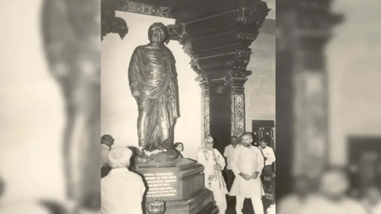 Modis photos at Vivekananda Mandap at the age of 33 have gone viral