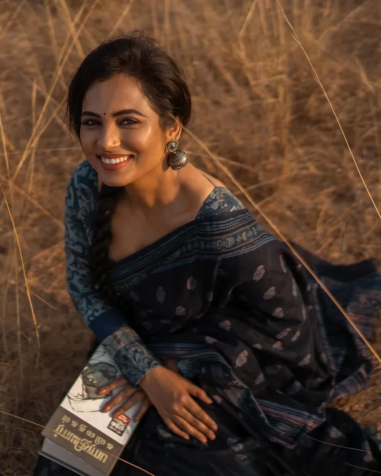 HBD Ramya Pandian: காட்டுக்குள் மலர்ந்த கவிதை புத்தகம்; ரம்யா பாண்டியன் ரீசன்ட் க்ளிக்ஸ்