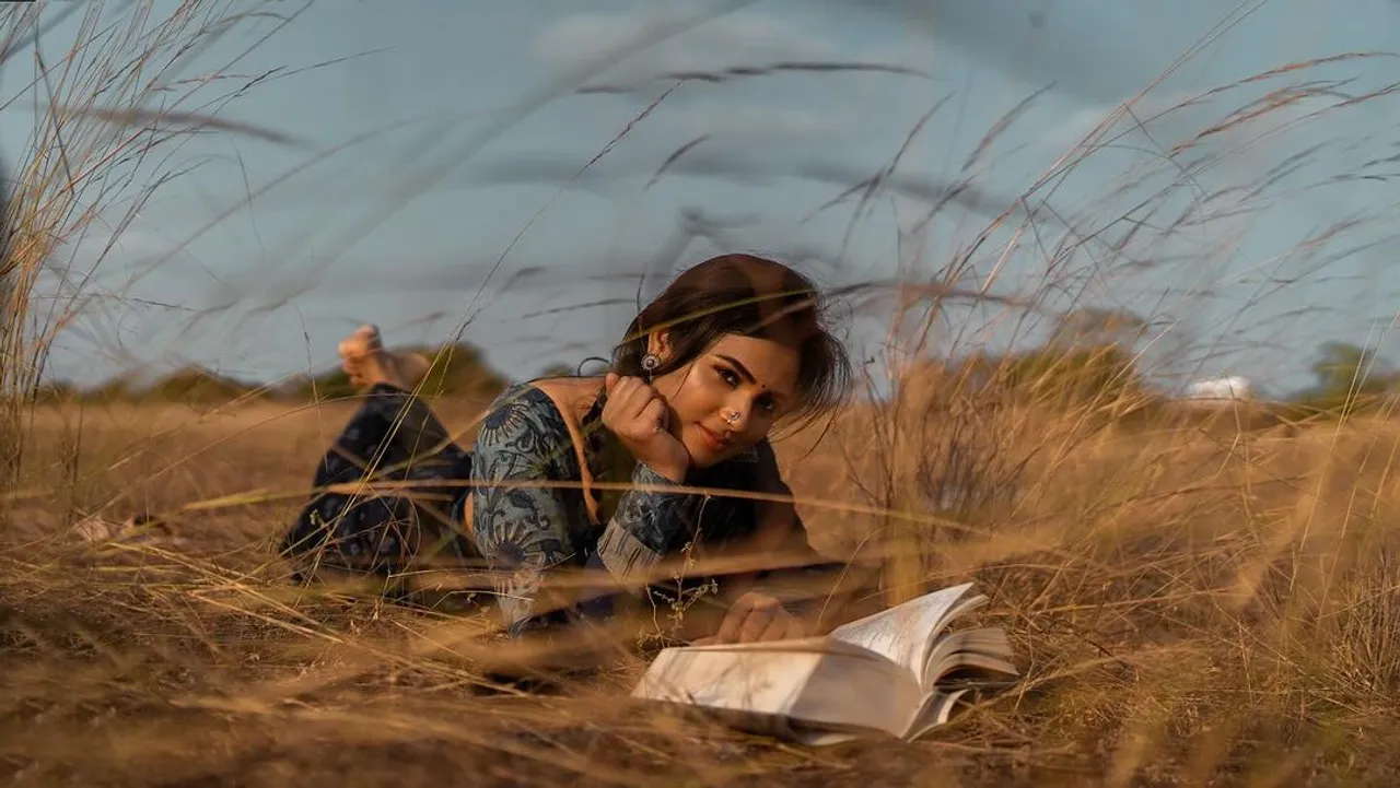 HBD Ramya Pandian: காட்டுக்குள் மலர்ந்த கவிதை புத்தகம்; ரம்யா பாண்டியன் ரீசன்ட் க்ளிக்ஸ்
