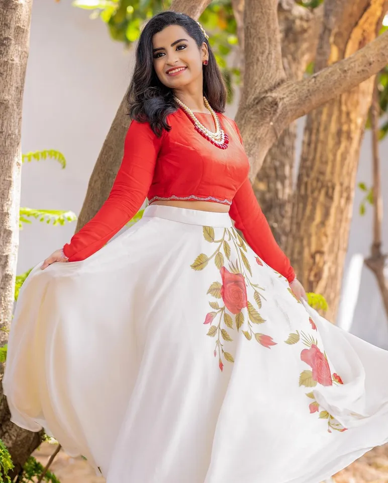 இனி ஹோம்லி இல்ல... எல்லாம் மாடர்ன் தான்: சூப்பர் சிங்கர் சிவாங்கி க்ளிக்ஸ்