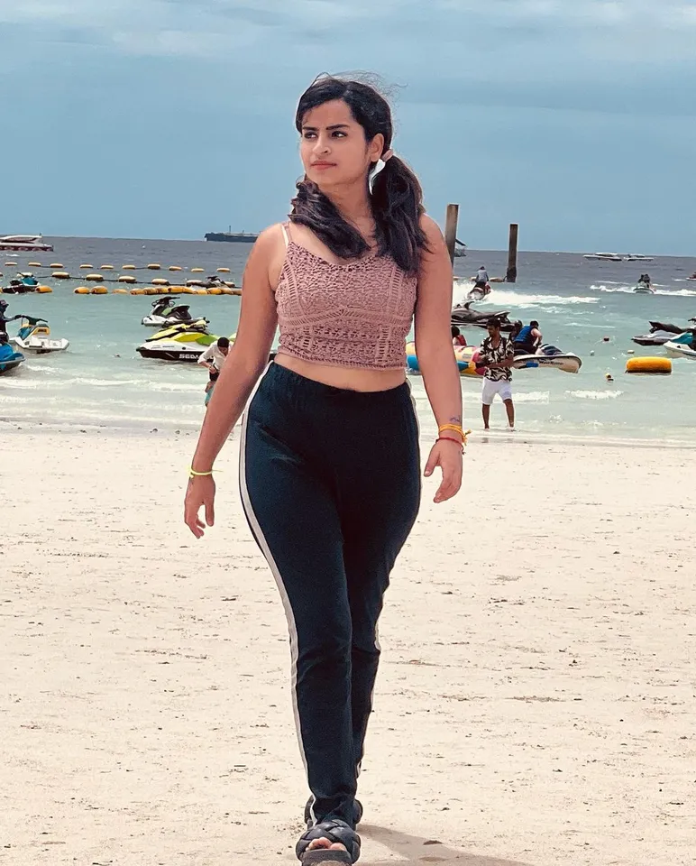 இனி ஹோம்லி இல்ல... எல்லாம் மாடர்ன் தான்: சூப்பர் சிங்கர் சிவாங்கி க்ளிக்ஸ்