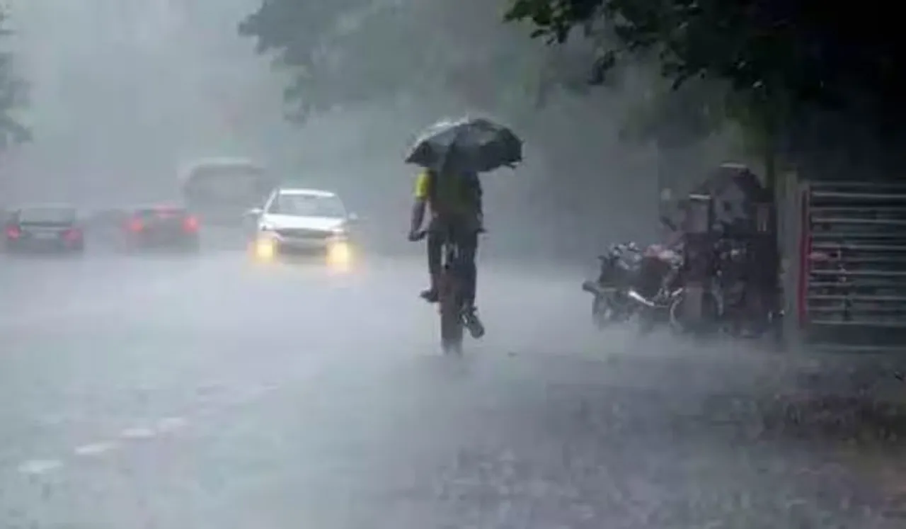 ചക്രവാതച്ചുഴി; കേരളത്തിൽ  ഇടിമിന്നലോടുകൂടിയ മഴയ്ക്ക് സാധ്യത,ശനിയാഴ്ച അഞ്ച് ജില്ലകളിൽ യെല്ലോ അലേർട്ട്