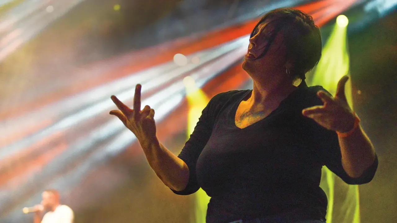 sign language interpreter in music concerts