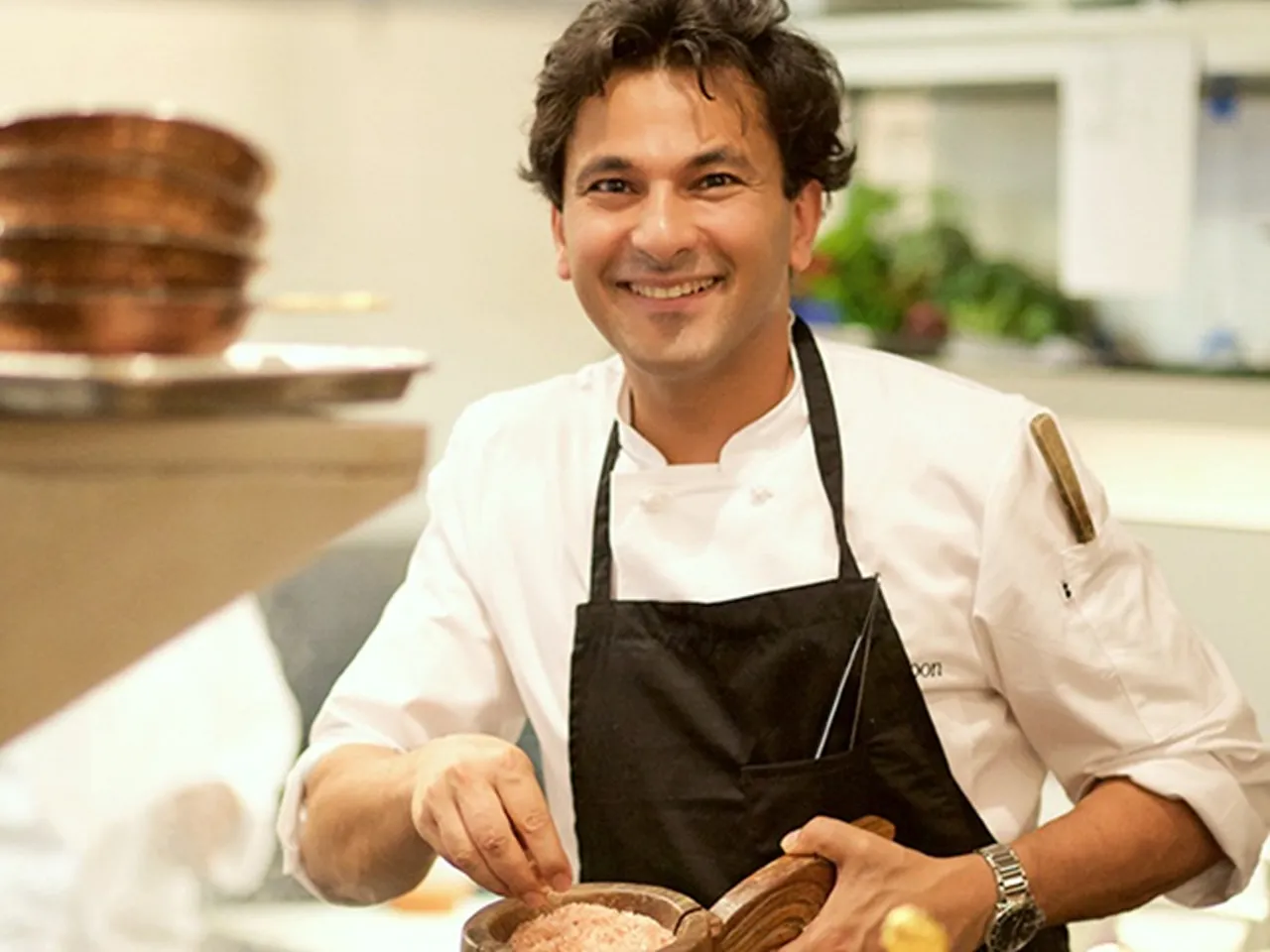 Chef Vikas Khanna collaborates with VAHDAM® India for New York's latest culinary venture