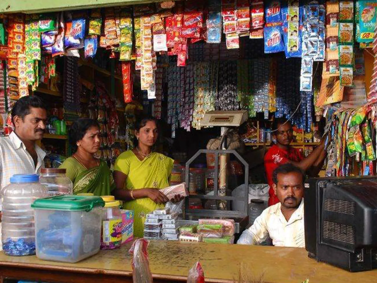 Reviving Local Kiranawalas and Homegrown Brands Amidst Festive E-commerce Demand!