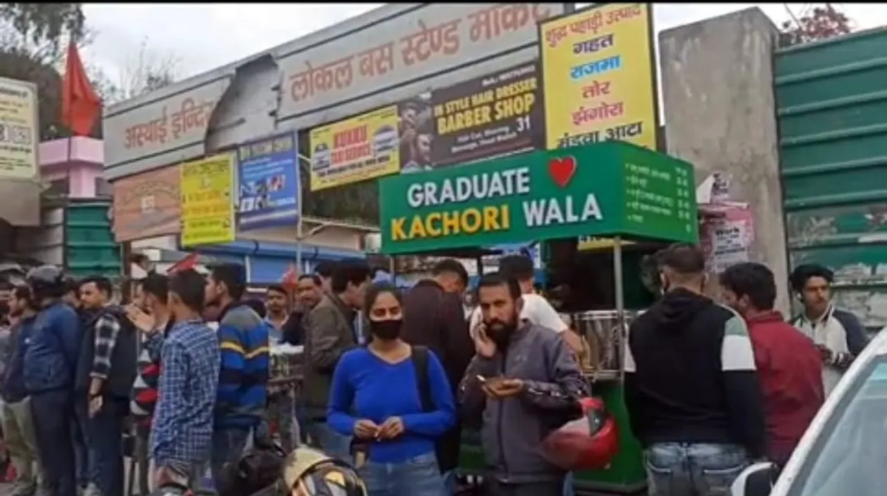 Crunch on the scholarly kachoris at Graduate kachori wala in Dehradun!