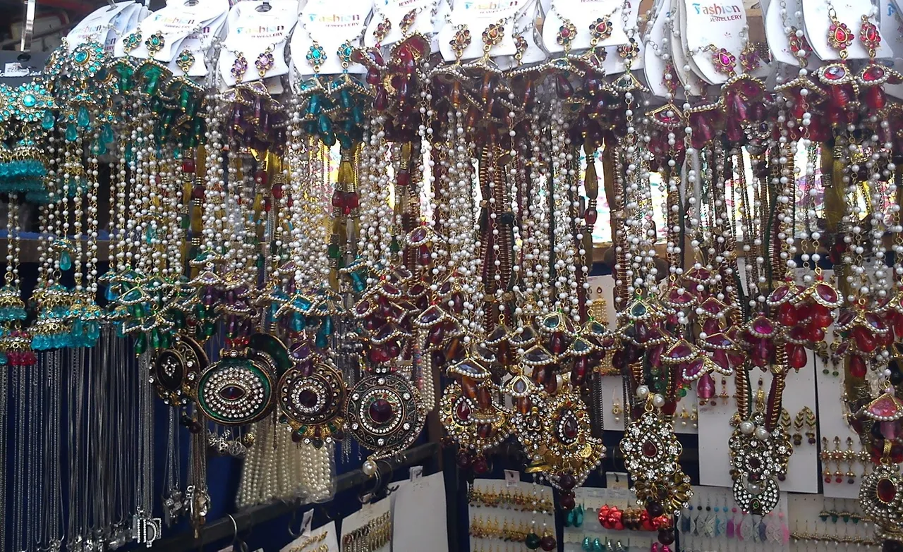 Get your hands on the Junk jewellery in Mumbai at these markets.