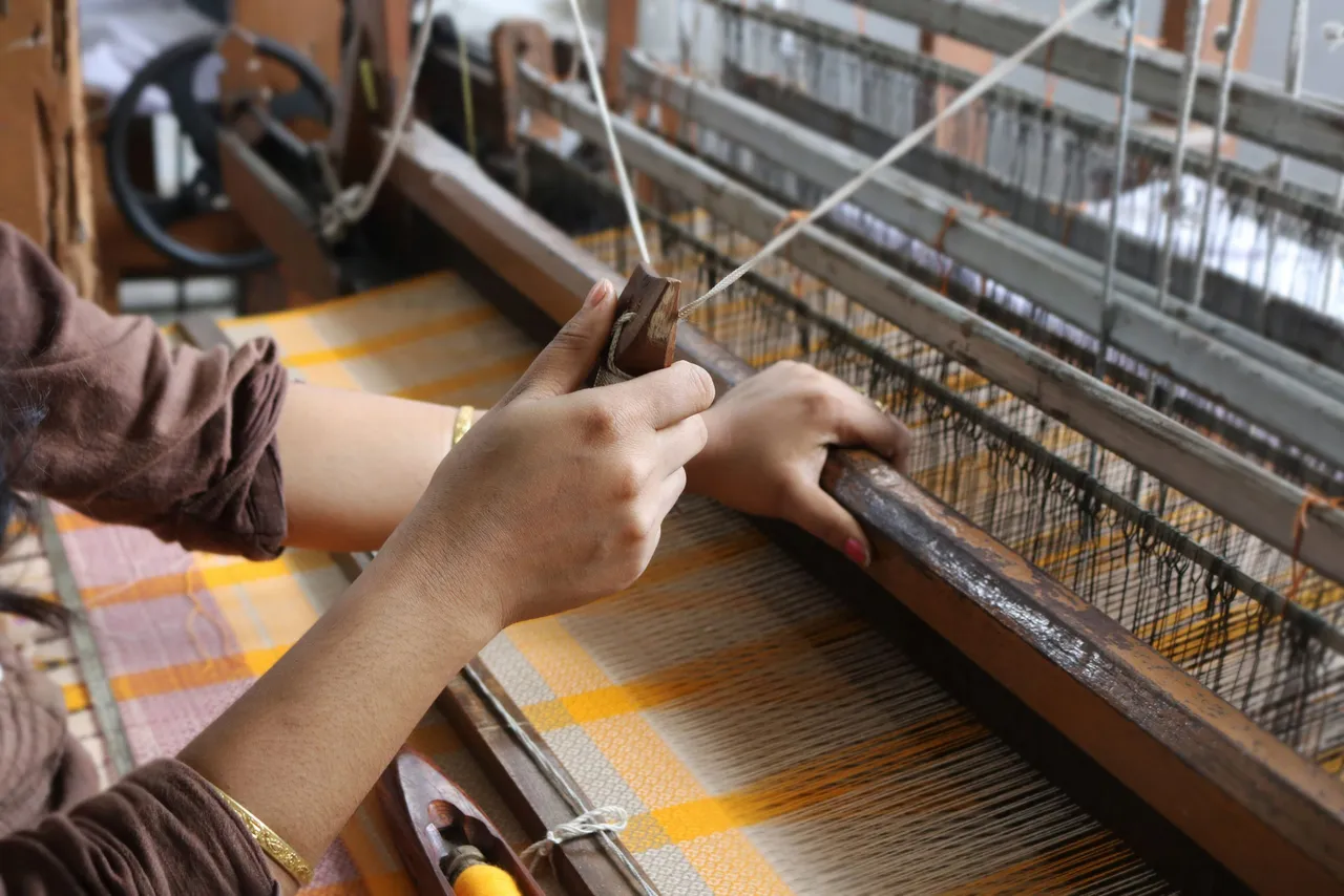 Threads of Tradition: Exploring Homegrown Elegance through Handloom Brands