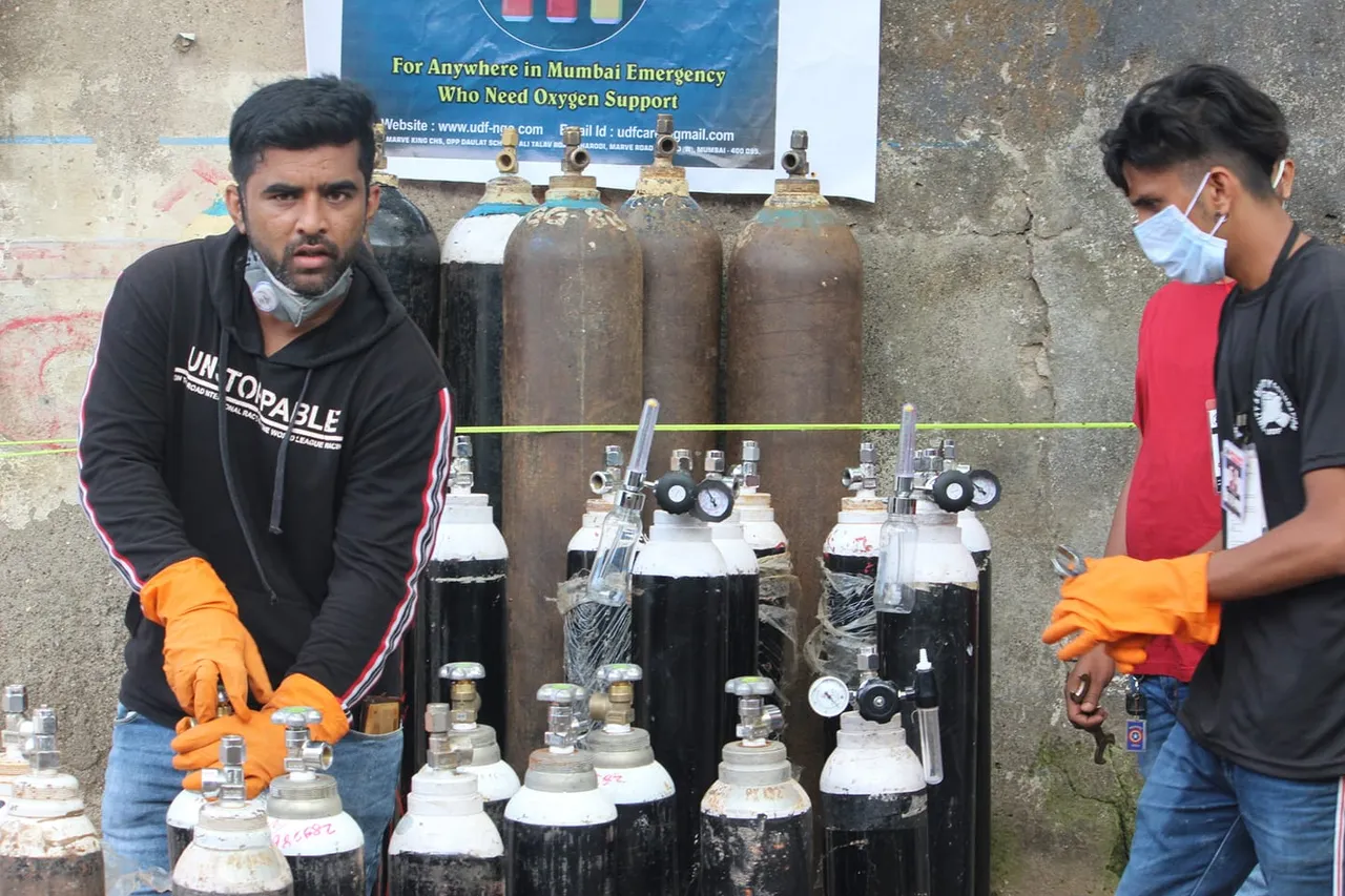 Meet Shahnawaz Shaikh who sold his SUV to provide oxygen cylinders, and now runs an oxygen helpline in Mumbai!