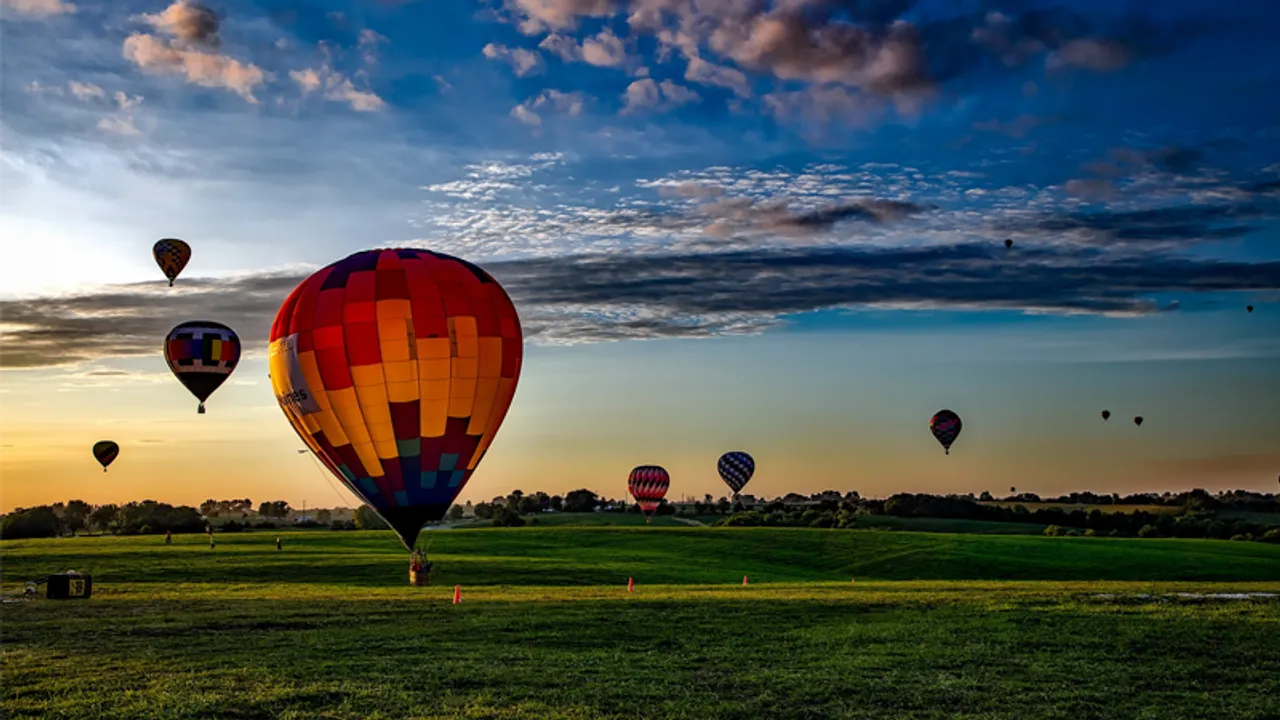 Climb up onto A Sky Waltz Balloon Safari and enjoy bird’s eye view of Jaipur