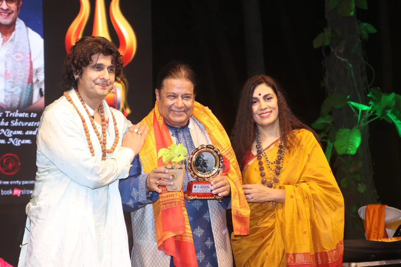 Anup Jalota being honoured by siblings Sonu and Meenal Nigam at the Adinath Shambhu Maha Shivratri event