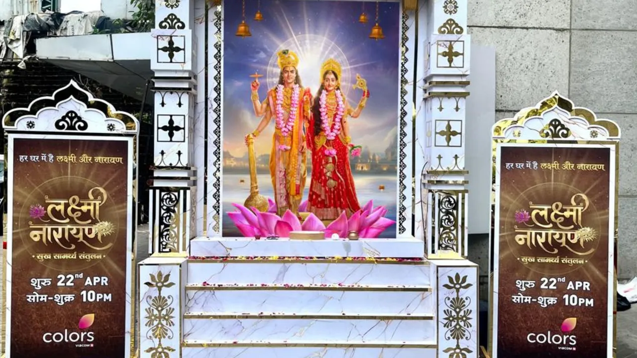 Colors are giving unique darshan of Lakshmi and Narayan to the devotees