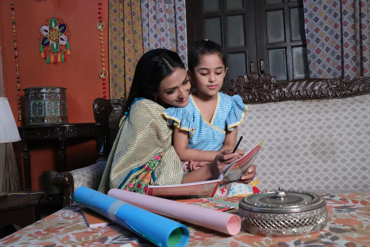 Aishwarya Khare helps her  on screen daughter Trisha with her studies on the sets of Bhagya Lakshmi