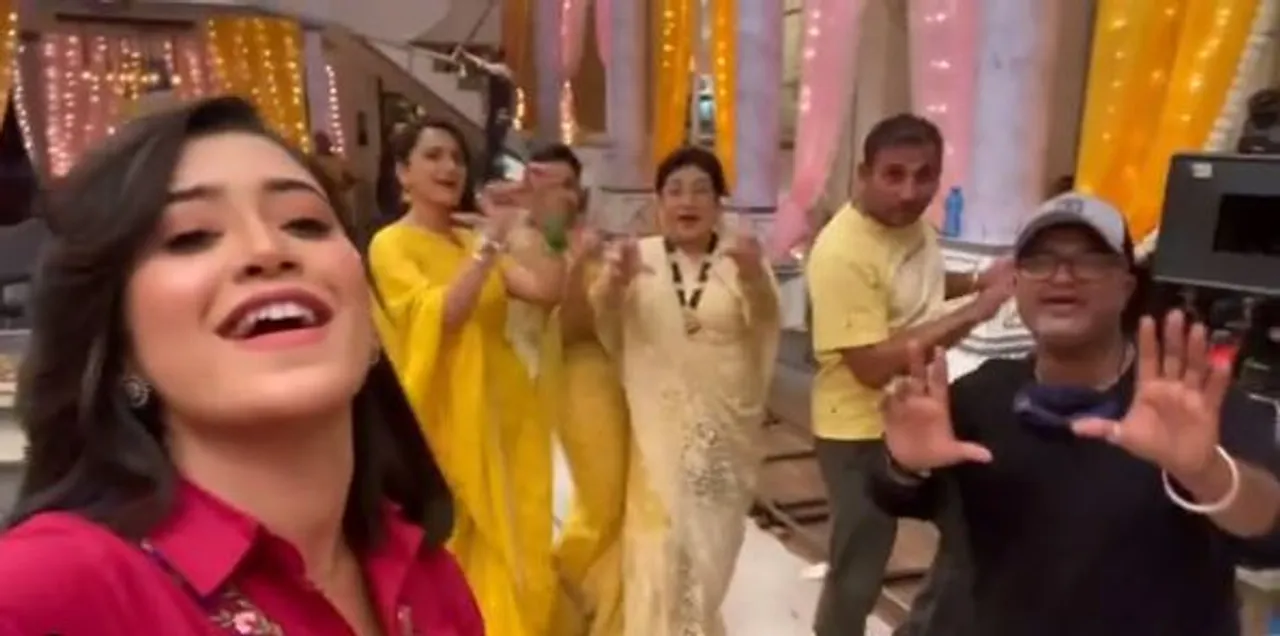 शिवांगी जोशी ने शूटिंग के बीच बनाई 'Pawri Hori hai' वीडियो
