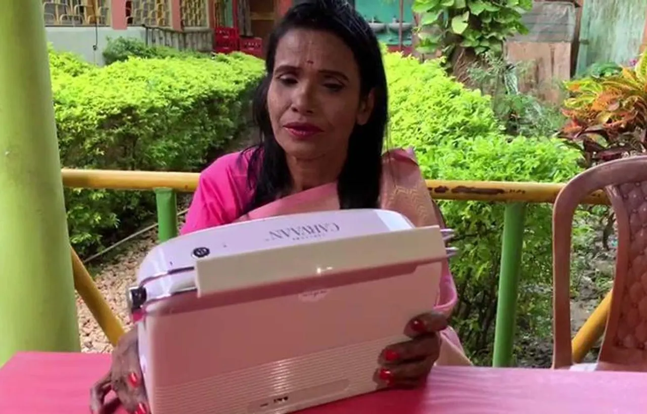 सारेगामा ने रानू दीदी को कारवां रेडियो भेंट किया