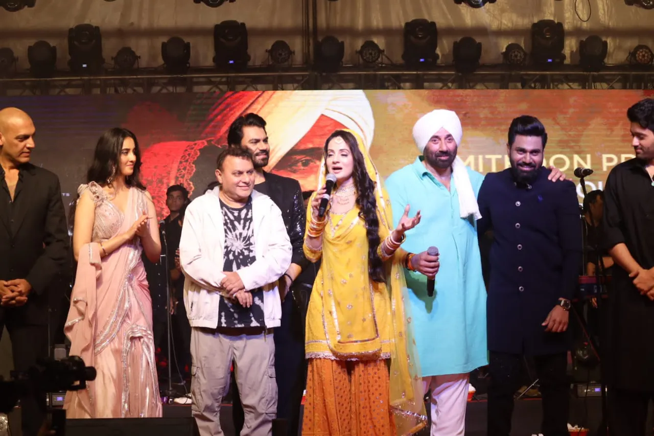 'Gadar 2' के संगीत के भव्य जश्न में Sunny Deol, Ameesha Patel, Utkarsh Sharma और Simrat Kaur के साथ पूरी स्टारकास्ट ने मचाया गदर