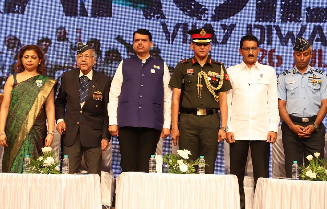 अथर्व फाउंडेशन का 20 वां कारगिल विजय दिवस मुख्यमंत्री देवेंद्र फडणवीस के हाथों वीर जवानों का सम्मान