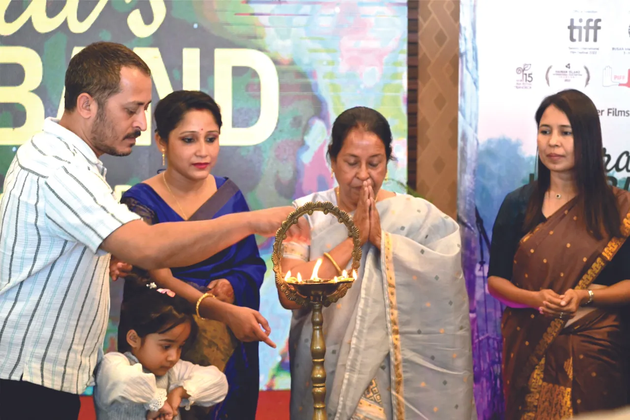 राष्ट्रीय पुरस्कार विजेता फिल्मकार रीमा दास ने असम में अपने गृहनगर में असमिया फीचर फिल्म 'तोरा के पति' का ट्रेलर किया लाॅन्च