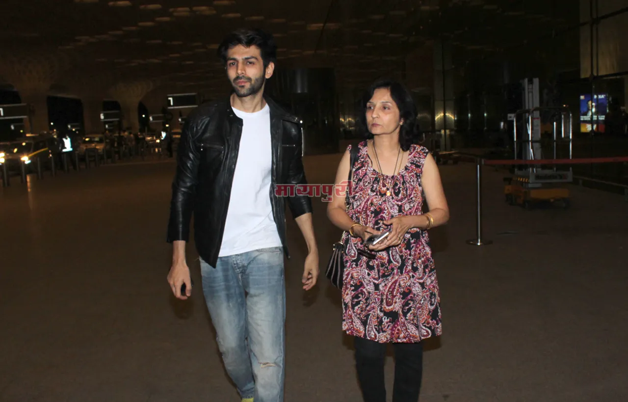 मुंबई एयरपोर्ट पर माँ के साथ स्टाइलिश लुक में दिखे कार्तिक आर्यन