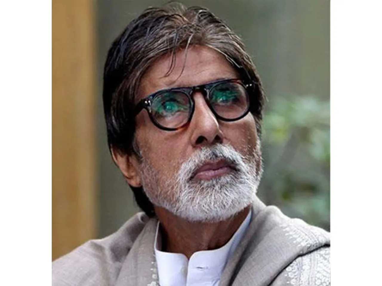 अमिताभ बच्चन ने पोस्ट शेयर कर कहा - 'सफेद पीपीई किट में डॉक्टर, नर्स और बाकी सहायक कर्मचारी भगवान के अपने फरिश्ते हैं'