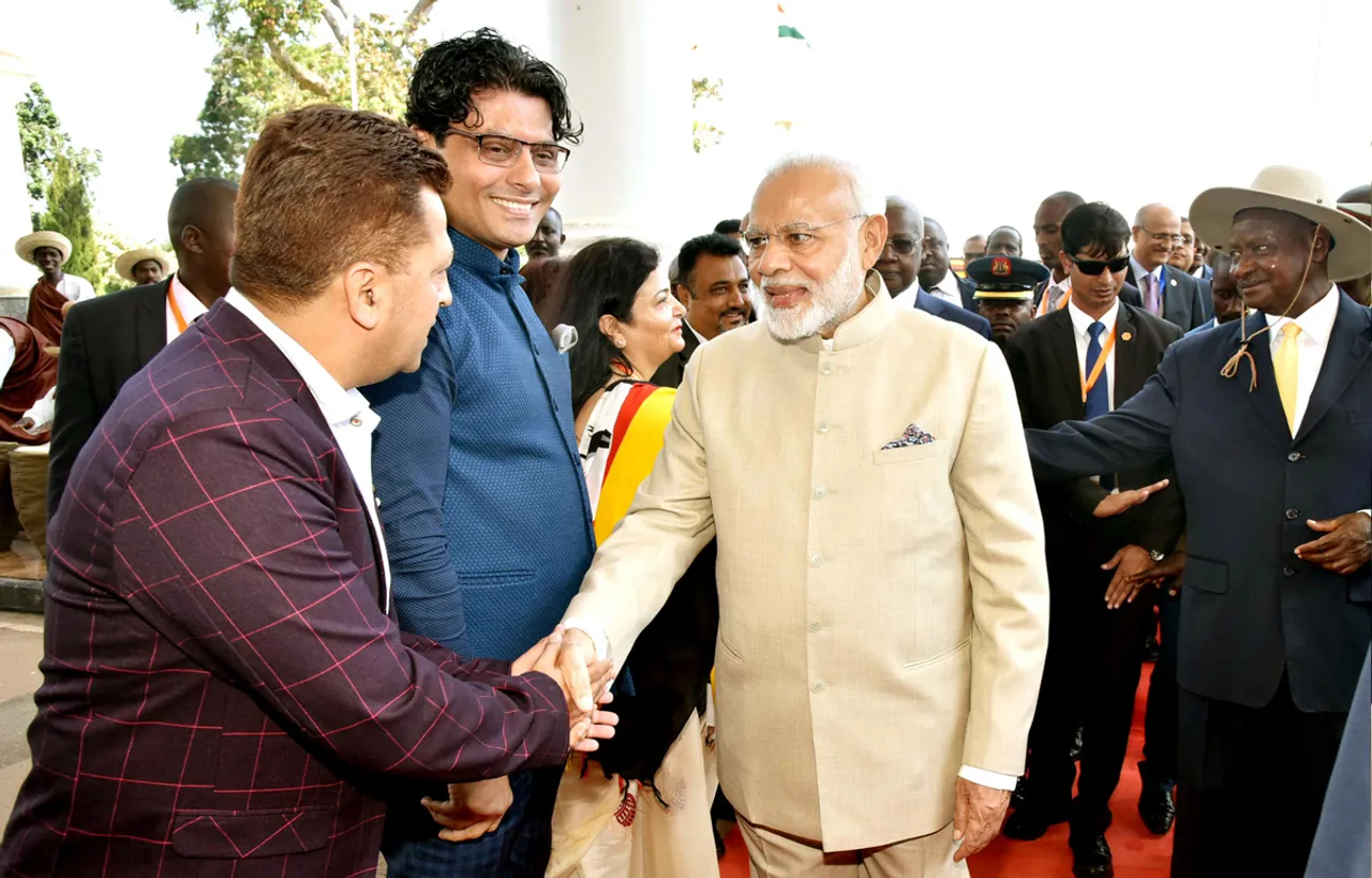 युगांडा के प्रेसिडेंट मूसेवेनी ने भारत के प्रधानमंत्री नरेन्द्र मोदी का स्वागत करने के लिए डिजाइनर रियाज गांगजी को आमंत्रित किया