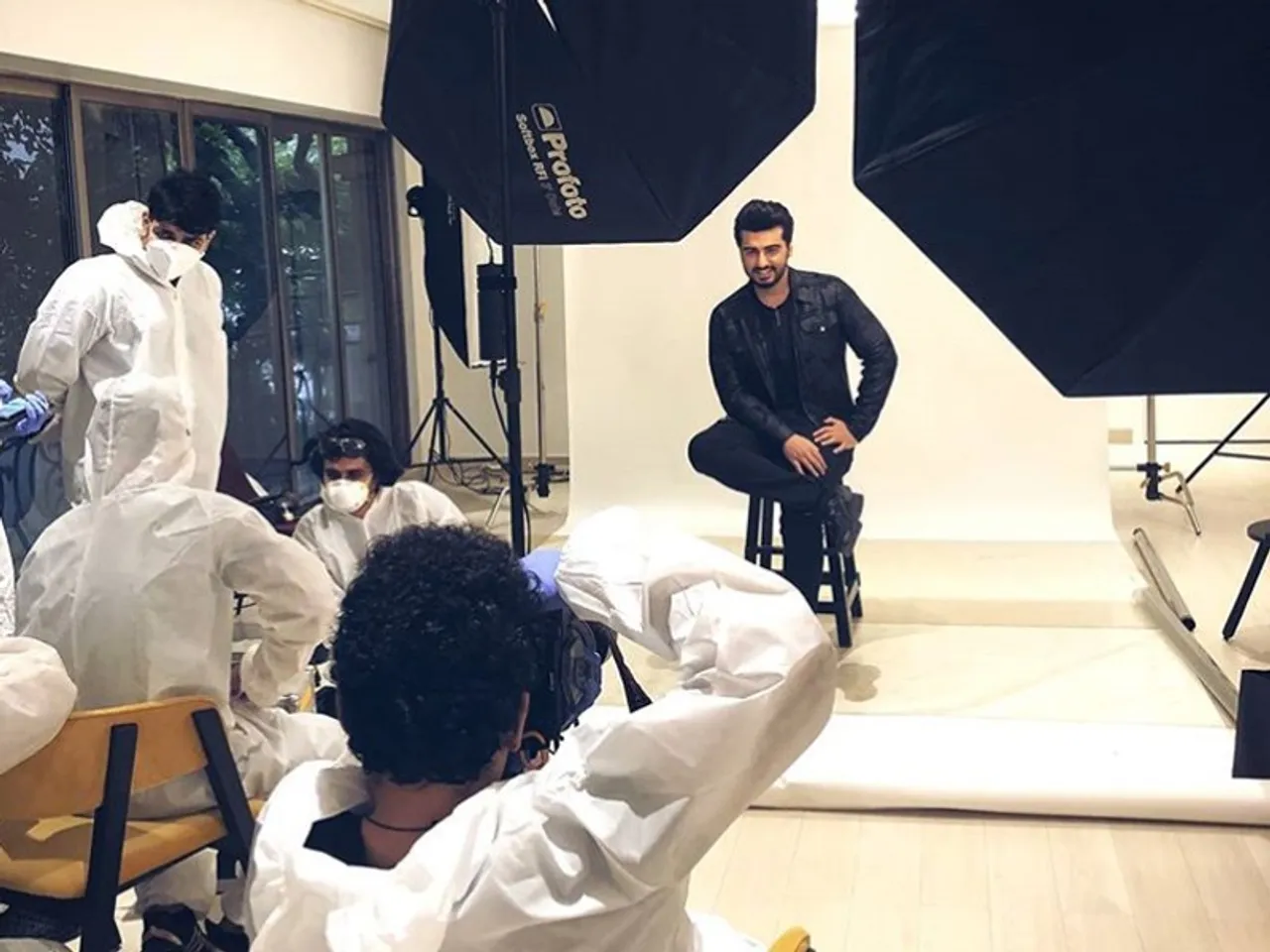 अर्जुन कपूर ने 4 महीने बाद शुरु की शूटिंग, सेट पर पीपीई किट पहने दिखे क्रू मेंबर्स