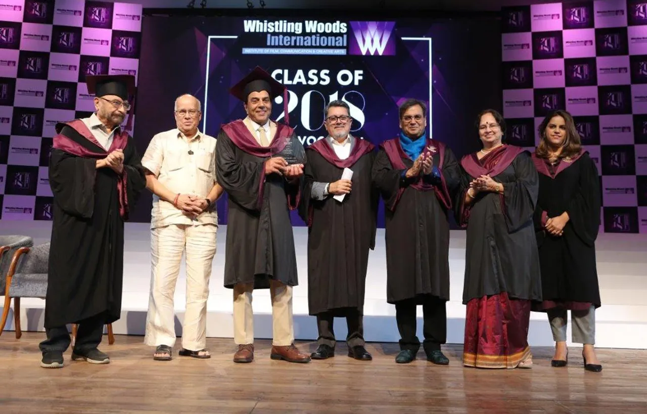 व्हिसलिंग वुड्स इंटरनेशनल के वार्षिक दीक्षांत समारोह में धर्मेंद्र और गोविंद निहलानी ने मेस्ट्रो अवार्ड से सम्मानित किया